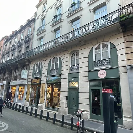 Petit Nid Sous Les Toits De