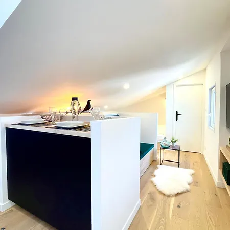 Petit Nid Sous Les Toits De